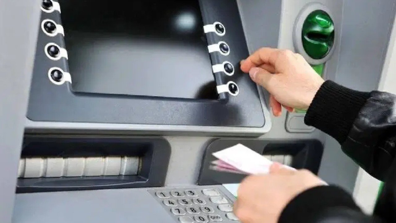 Milyonlarca müşterisi olan dev banka Türkiye'deki ATM'lerini kapatıyor