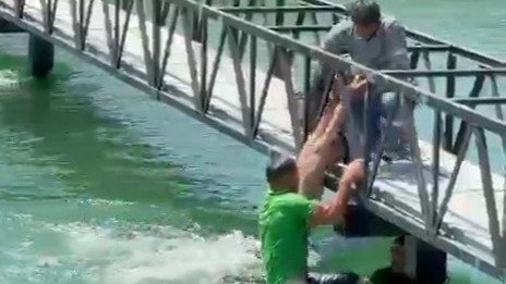 Sulama kanalına giren iki kişi boğulma tehlikesi geçirdi. Böyle kurtarıldılar