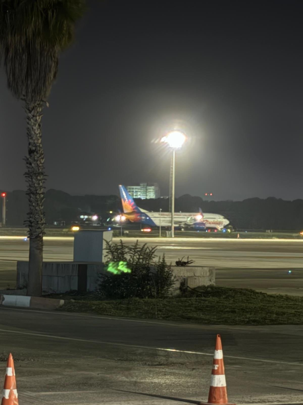 Antalya'da pilotu rahatsızlanan uçak acil iniş yaptı