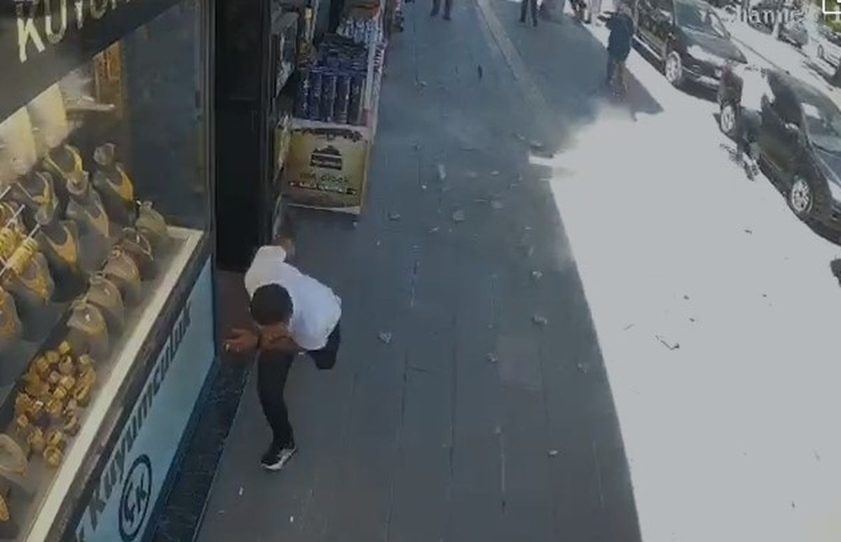 Van'da faciadan dönüldü! Caddede yürüyenler son anda kurtuldu