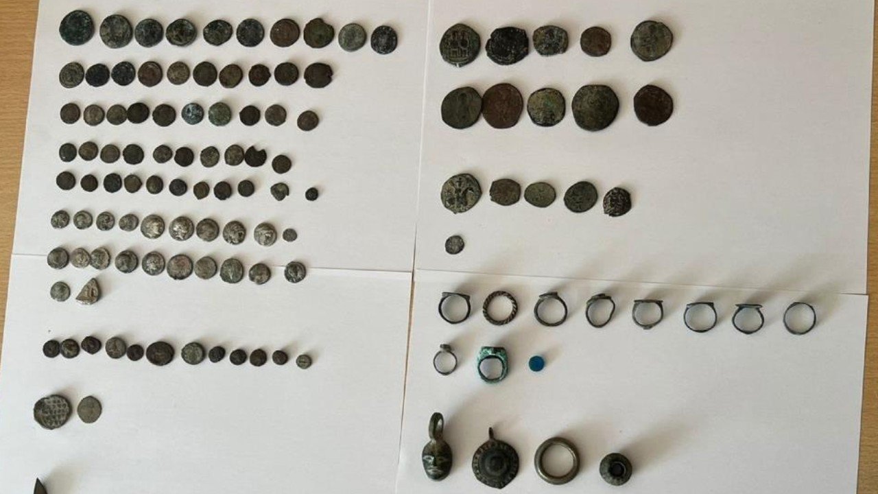 Çöplükte servet buldu! 128 parçalık eser müzeye kazandırıldı