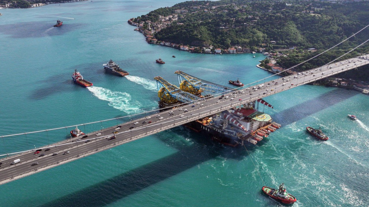 Dev vinç gemisi İstanbul Boğazı'ndan geçti