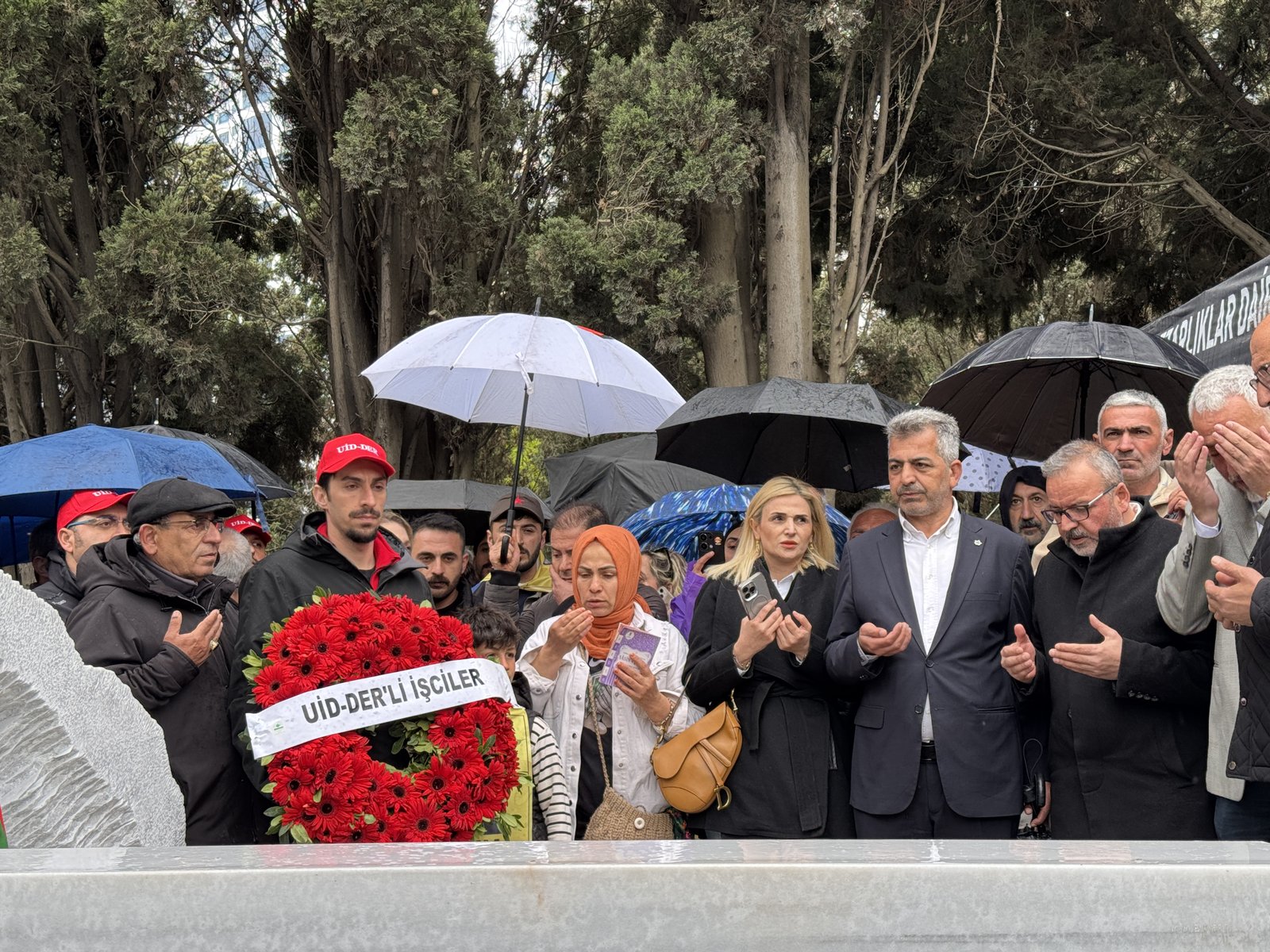 Sırrı Süreyya Önder'e anma töreni. Siyaset ve sanat dünyasından çok sayıda kişi mezarı başındaydı