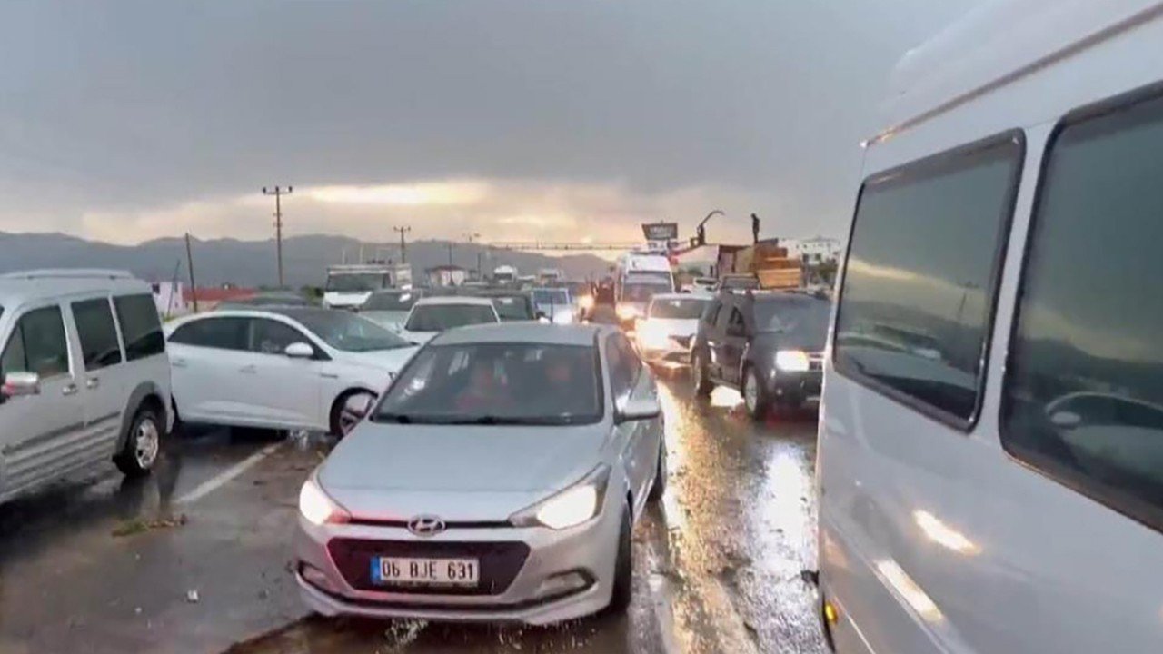 Elazığ-Tunceli kara yolu sel nedeniyle ulaşıma kapandı