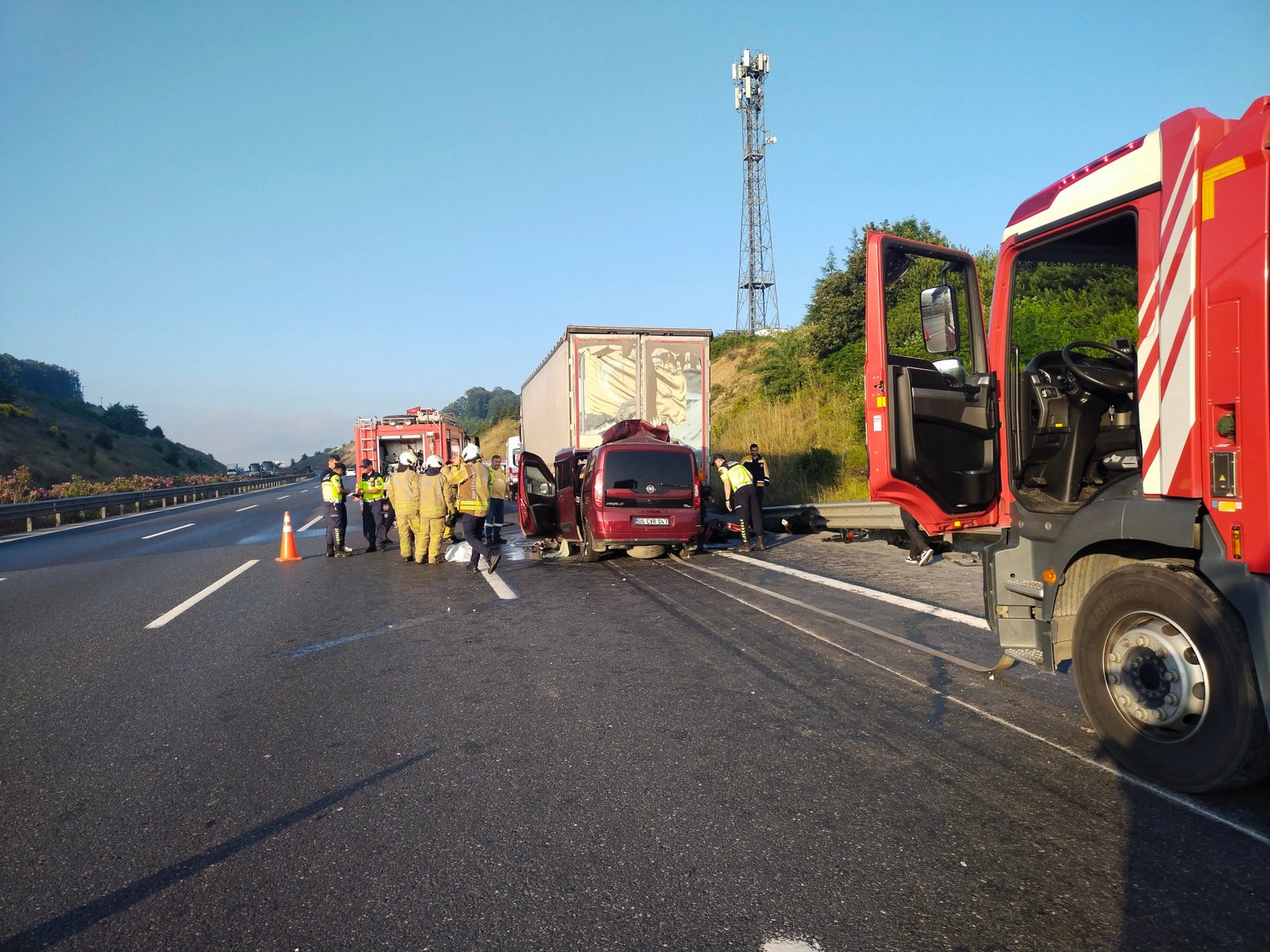 Kuzey Marmara Otoyolu'nda feci kaza. TIR'a arkadan çarptı, 1'i bebek 3 kişi öldü