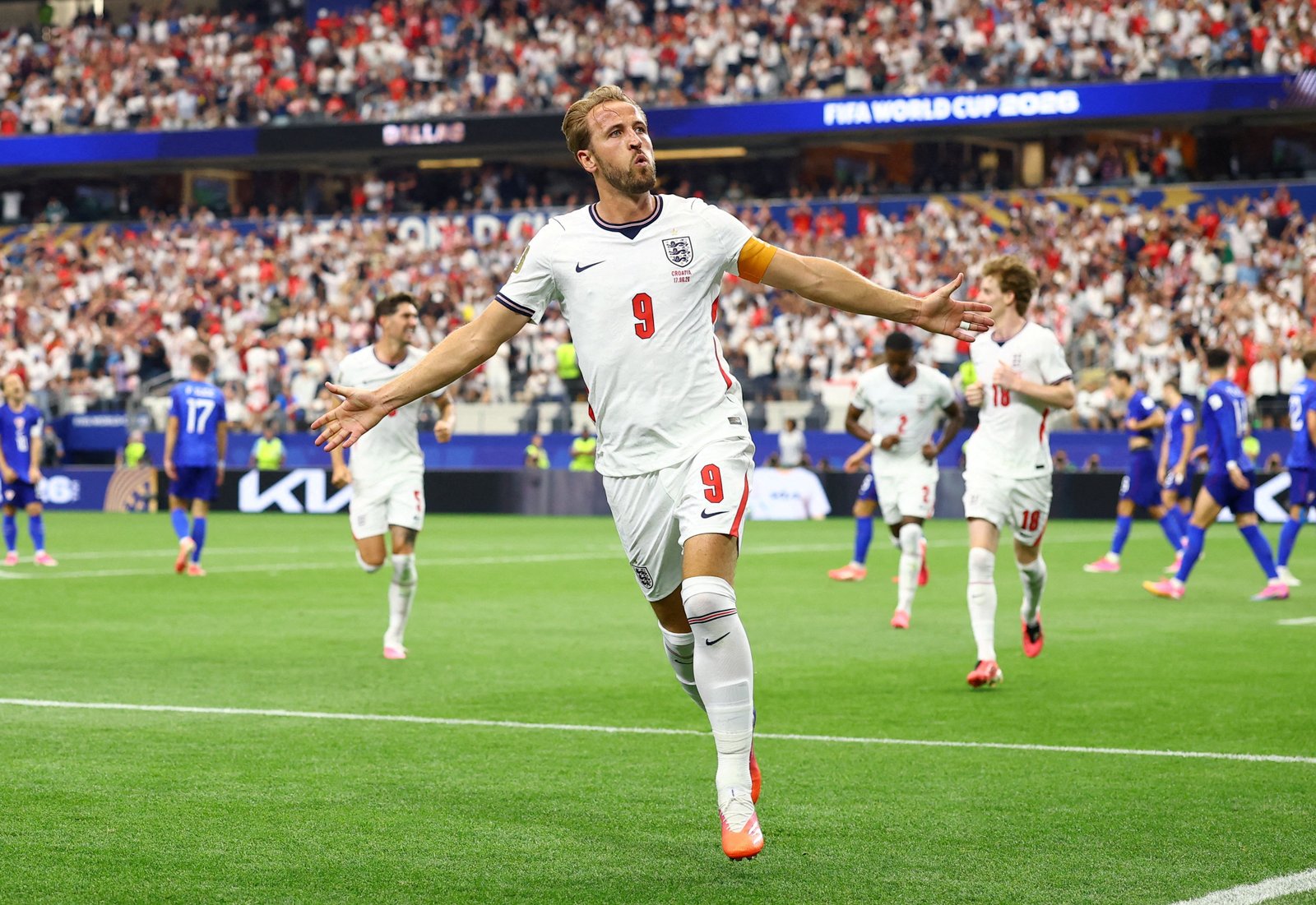 Gol düellosunun galibi İngiltere: Kane 2 golle başladı