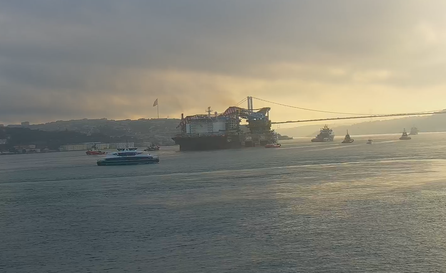 Dev vinç gemisi İstanbul Boğazı'ndan geçiyor. Boğaz gemi trafiğine kapatıldı