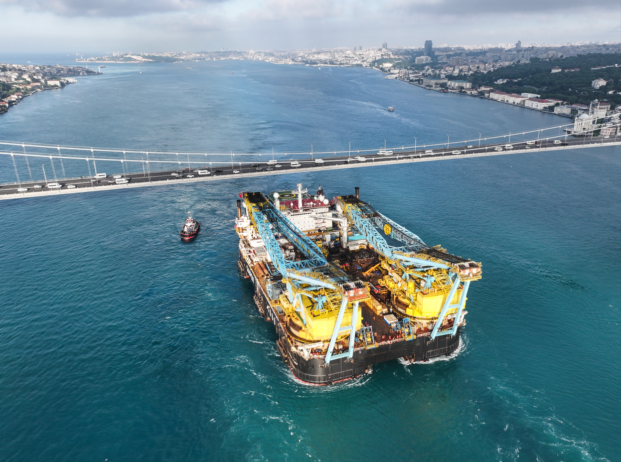 Dev vinç gemisi İstanbul Boğazı'ndan geçiyor. Boğaz gemi trafiğine kapatıldı