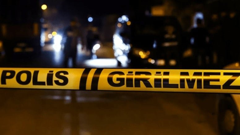 Küçük çocuk babasının silahıyla arkadaşını öldürdü