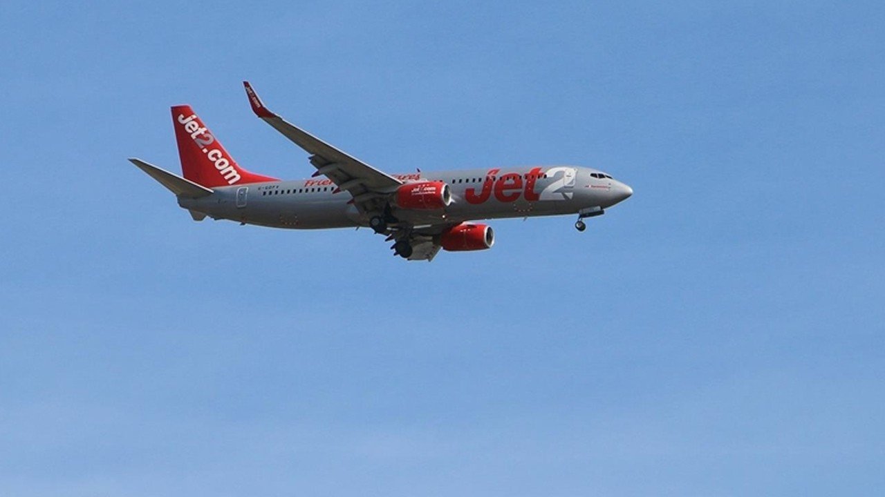 Pilotu rahatsızlanan uçak Antalya'ya acil iniş yaptı