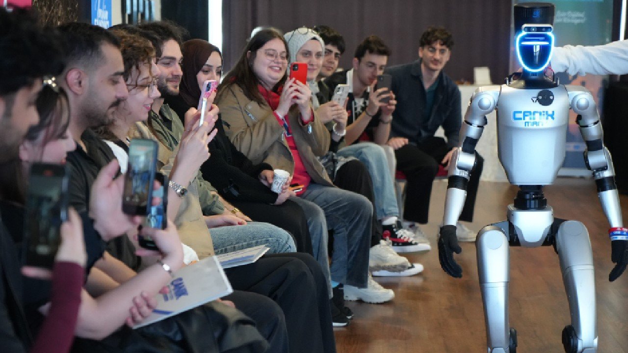 Türkiye’nin nüfusa kayıtlı ilk robotu öğrencilerle buluştu