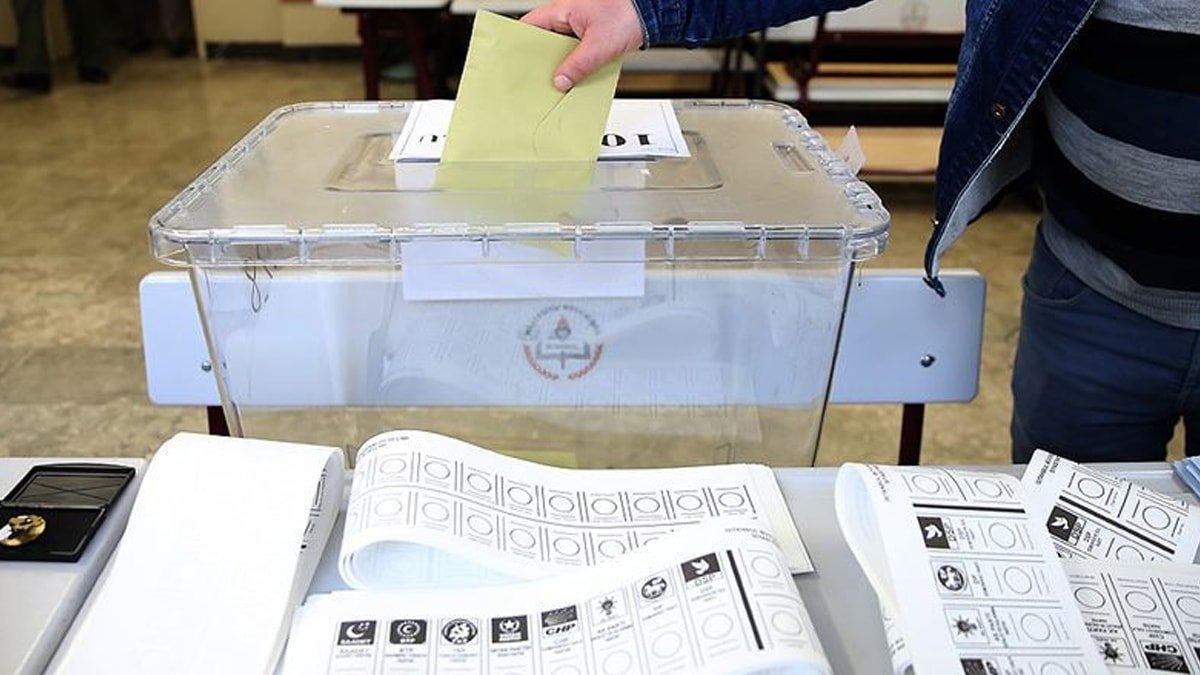 Üç şehirde oy verme işlemi başladı: 27 parti yarışıyor