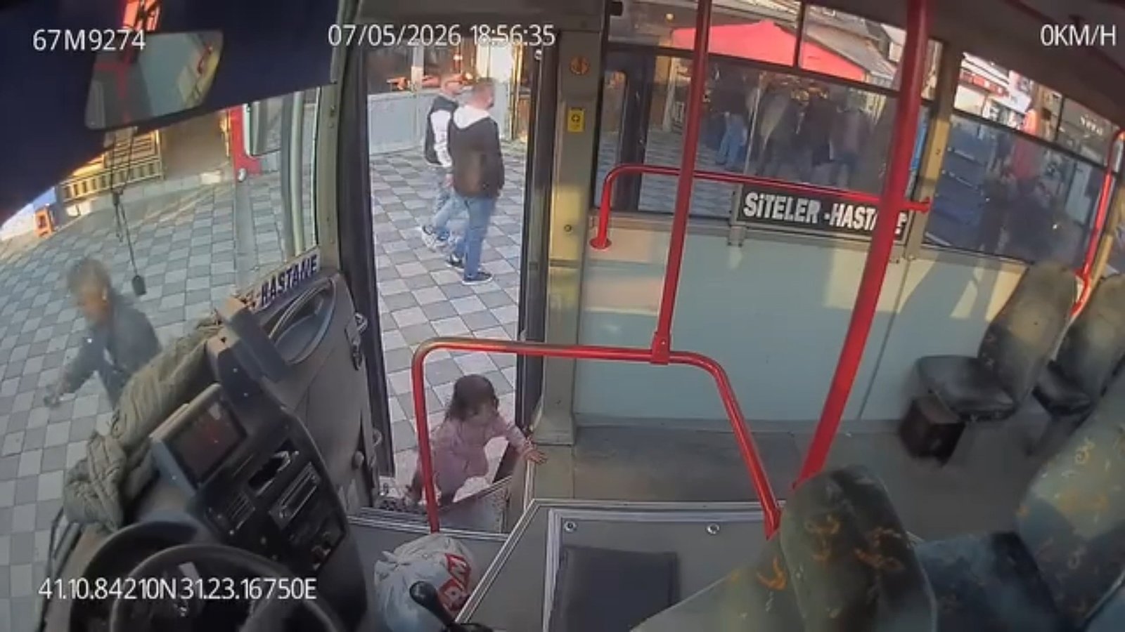 Şoför ağlayınca fark etti. 2 yaşındaki çocuk emekleyerek halk otobüsüne bindi