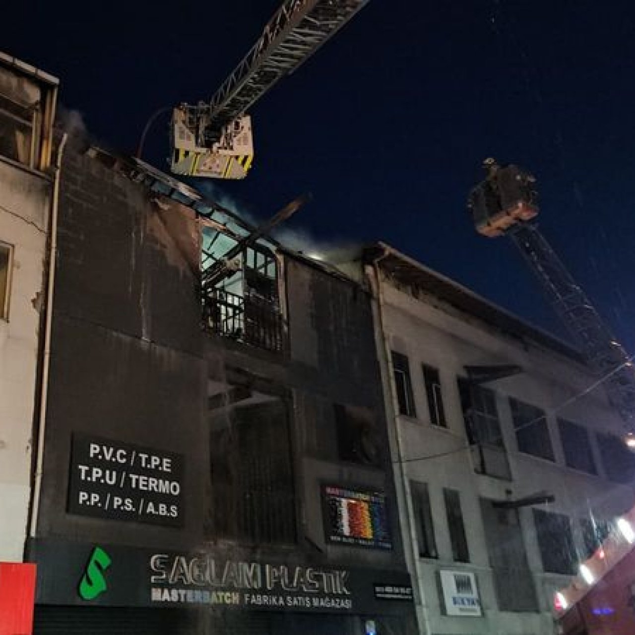Bayrampaşa'da 5 katlı iş yerinde yangın