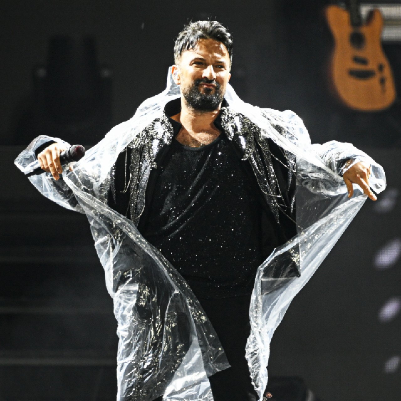 Tarkan'dan yağmur altında konser
