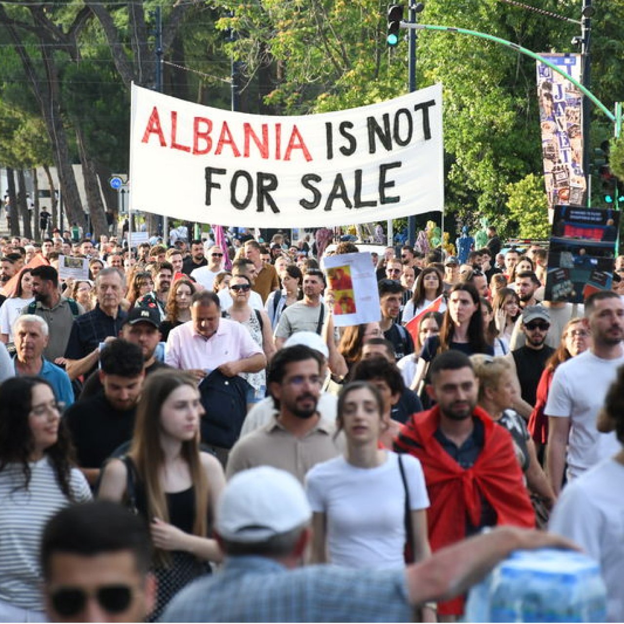 Arnavutluk'ta protestolar sürüyor