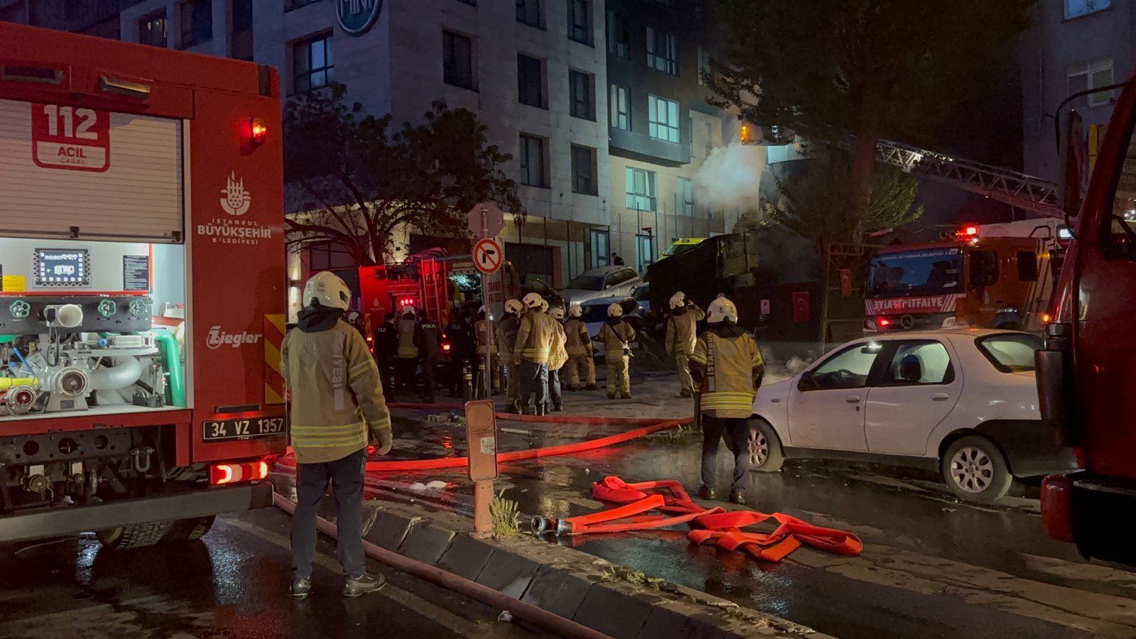 Motosikletteki yangın, 4 katlı binayı ve girişteki iş yerini sardı