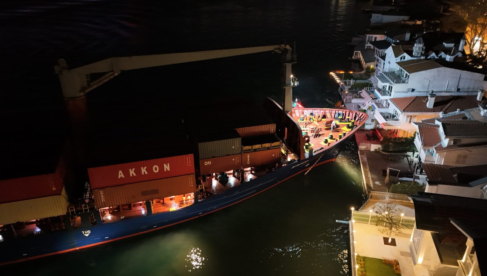 İstanbul Boğazı'nda gemi arızası. Yalıya çarpmaya metreler kala karaya oturdu