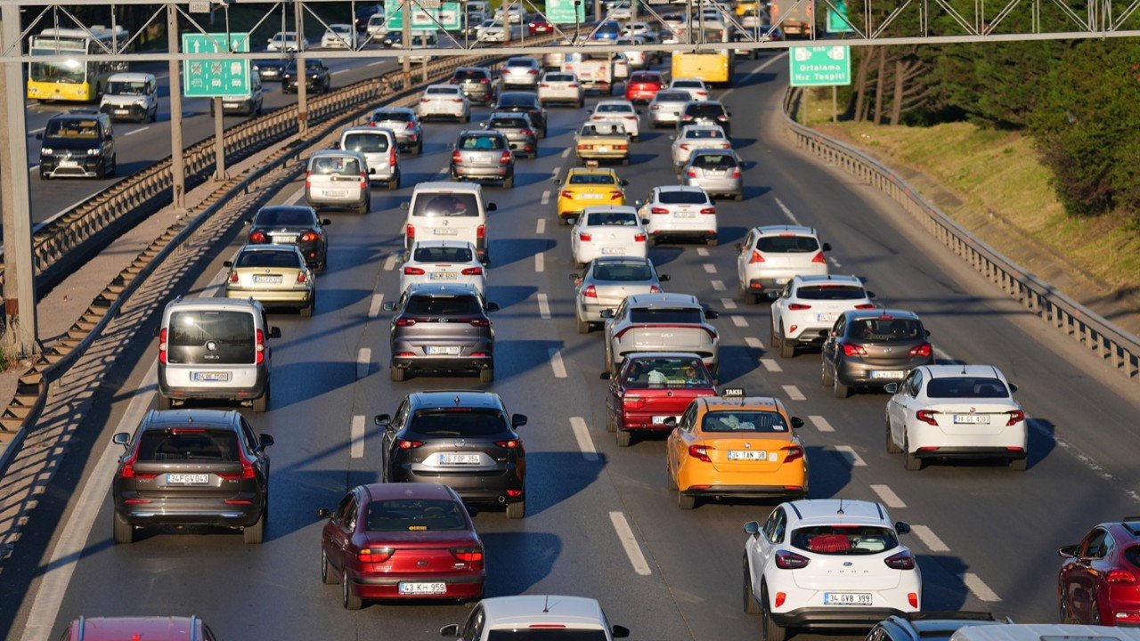 Anadolu Yakası'nda trafik felç: Trafik yoğunluğu yüzde 80'e çıktı
