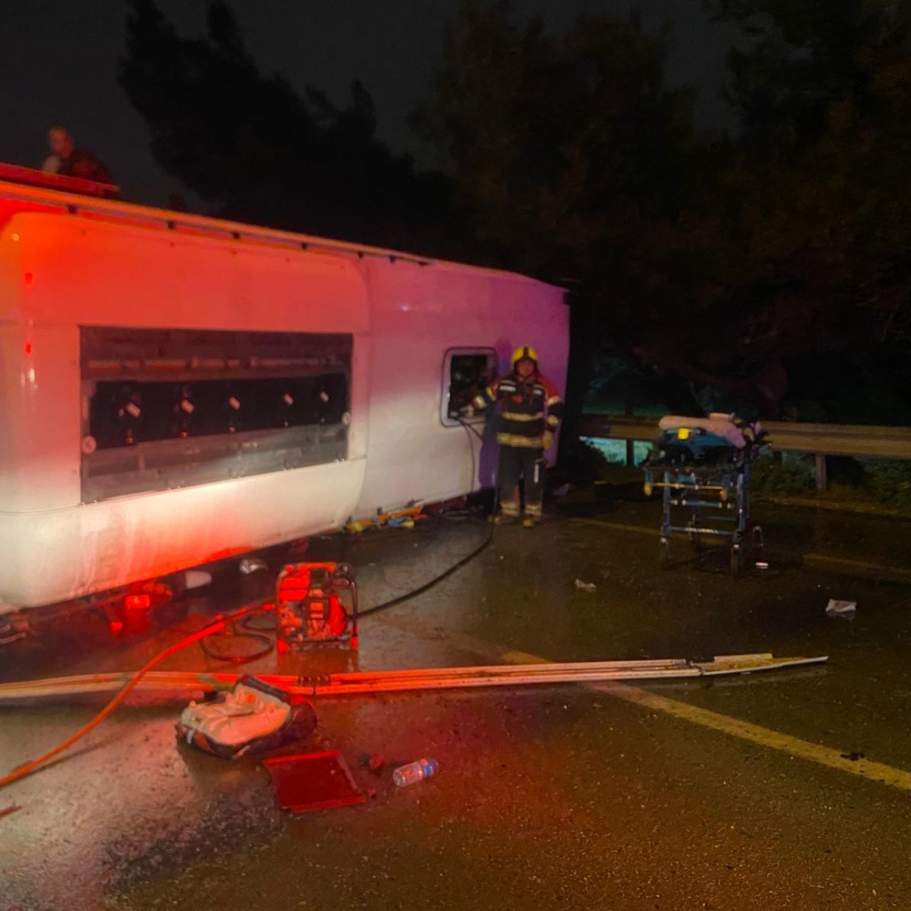 Bandırma'da yolcu otobüsü devrildi: 3 ölü, 22 yaralı