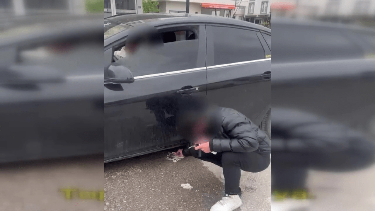 Çevreyi kirleten sürücüye hem çöpünü temizlettiler hem ceza kestiler