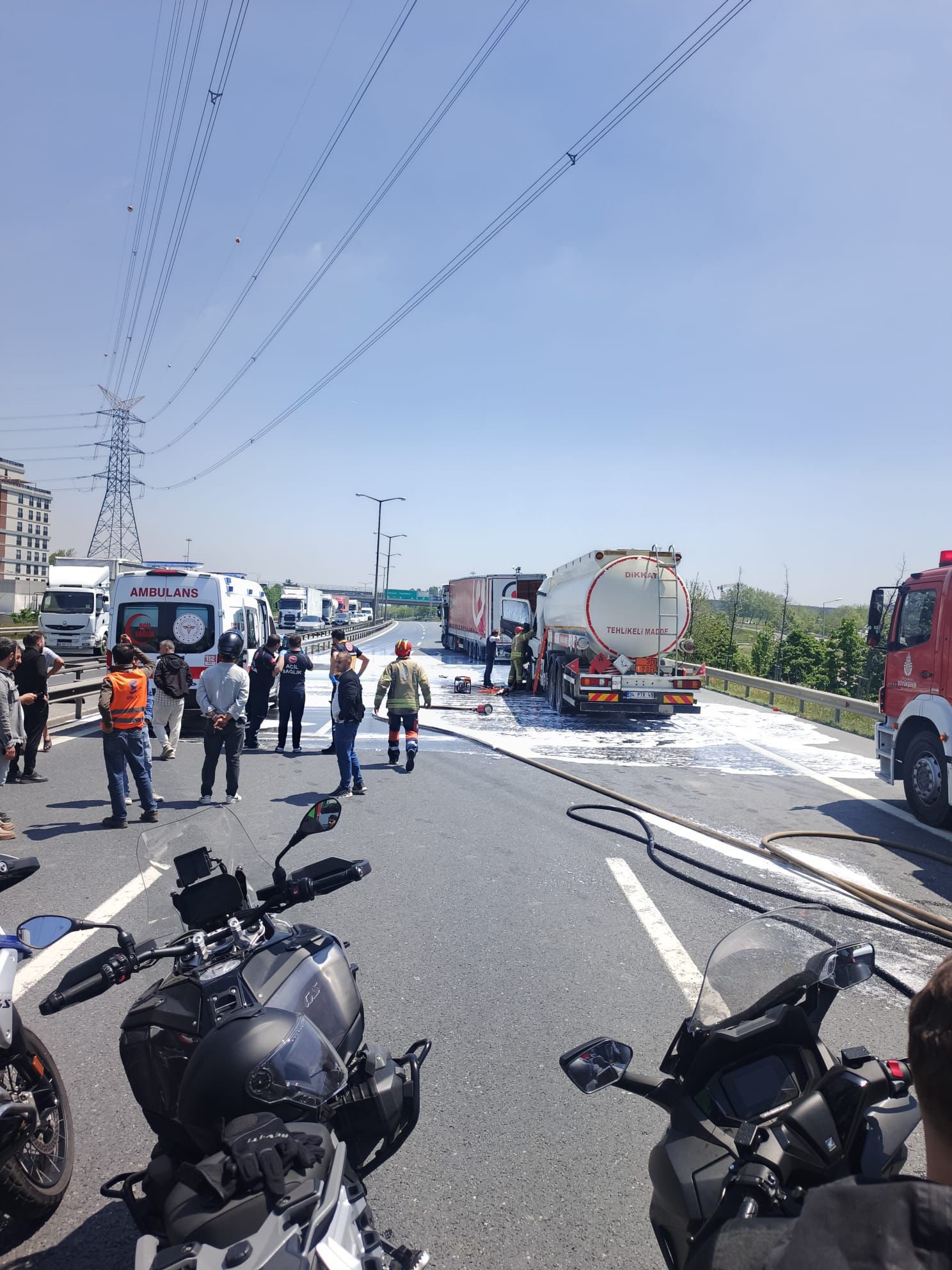 İstanbul'da trafiği durduran kaza: TEM'de Mahmutbey yönü kapandı