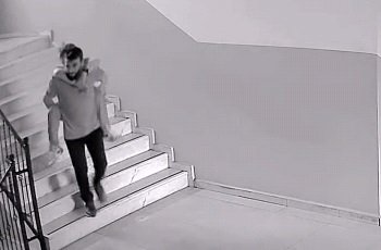 Okulun asansörü arızalandı, müdür yardımcısı engelli öğrencisini sırtında taşıdı