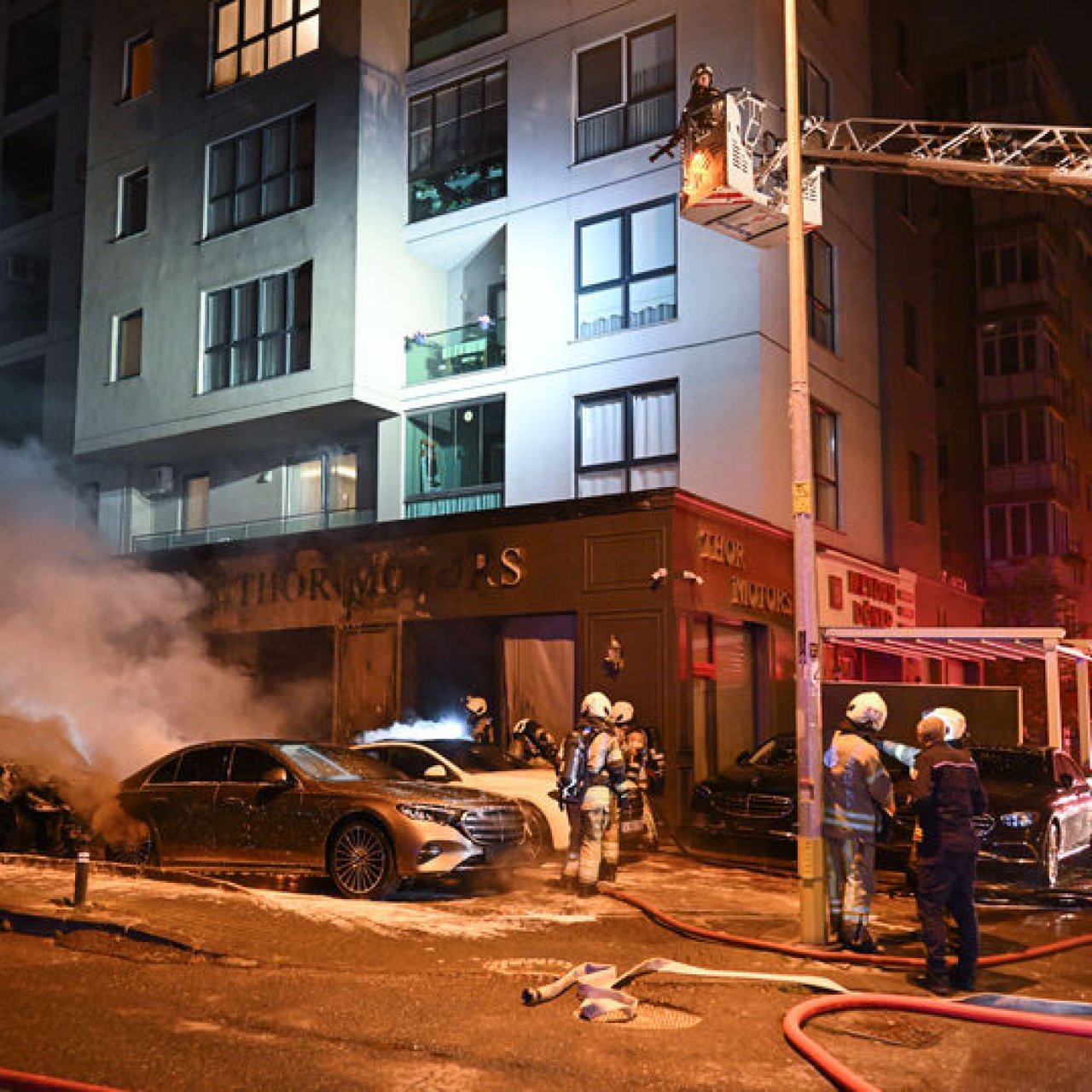 Oto galeride yangın: 4 araç küle döndü