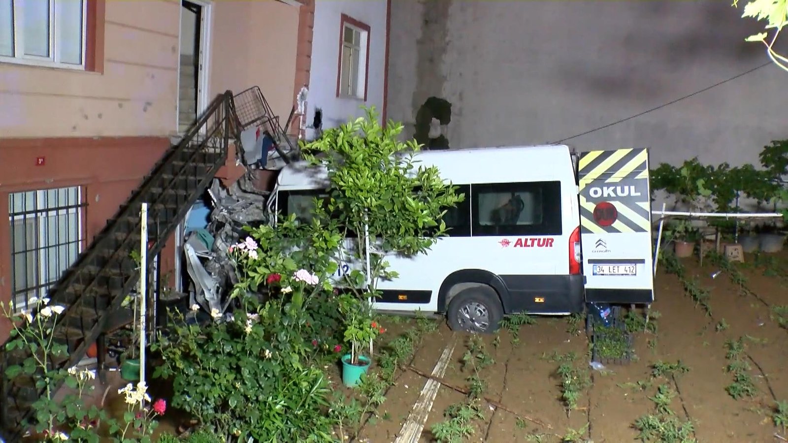 Çekmeköy’de servis minibüsünün evin bahçesine uçtuğu anlar kamerada; 1 ölü