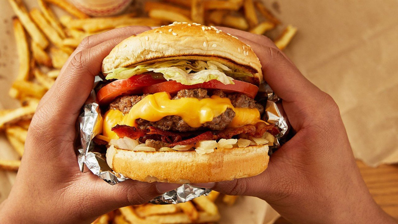 Türkiye'ye gelmeyi planlayan fast food zinciri şubelerini kapatıyor