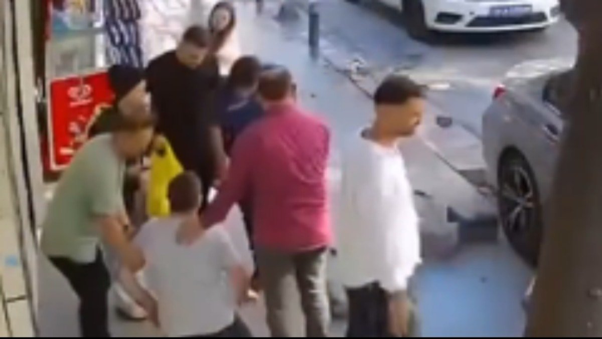 Vicdansız sürücü çarptığı adamı bıraktı arabasını kontrol etti