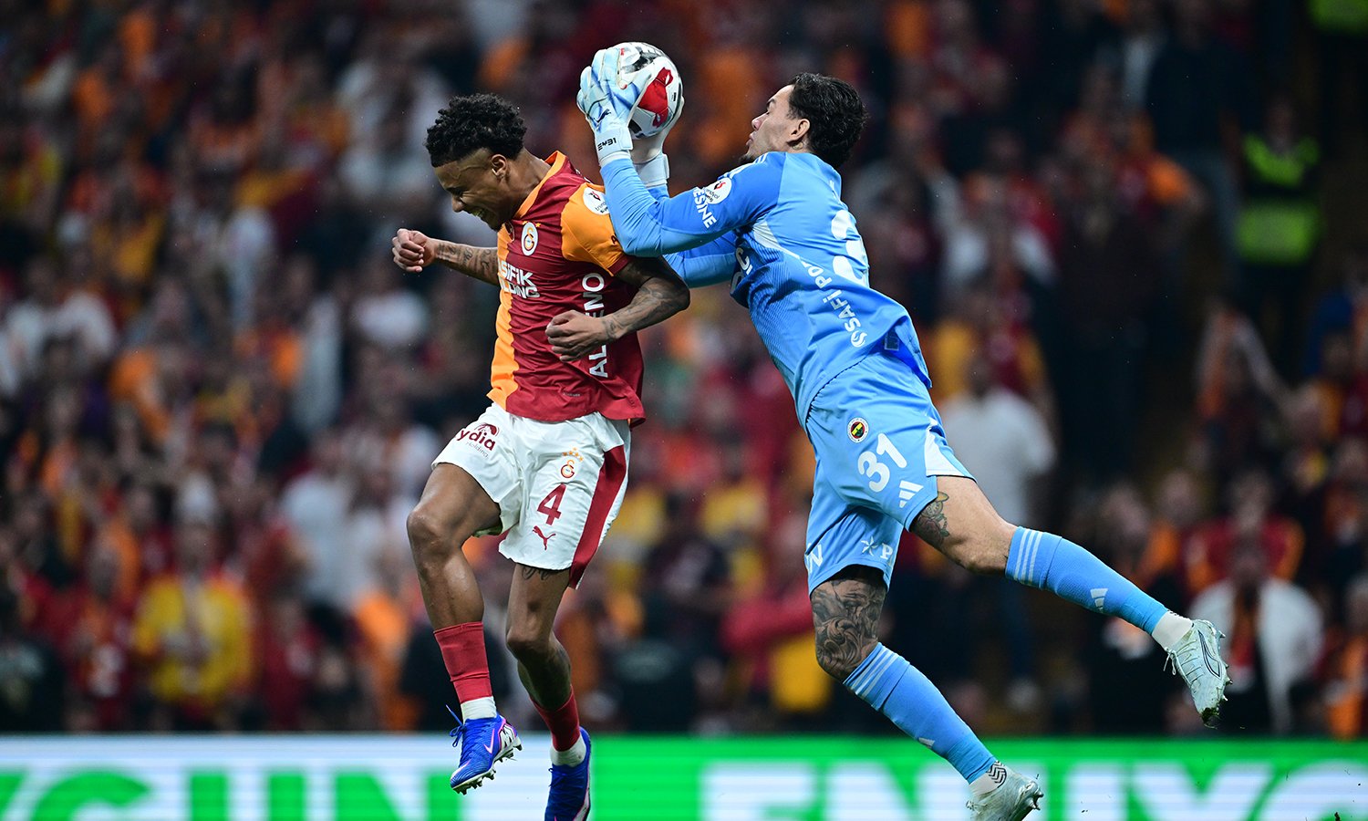 Derbide olay! Ederson atıldı, hakemle gerilim yaşadı