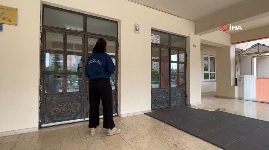 AYT heyecanı: 3’üncü üniversite için yarışan da vardı, kapıdan dönen de