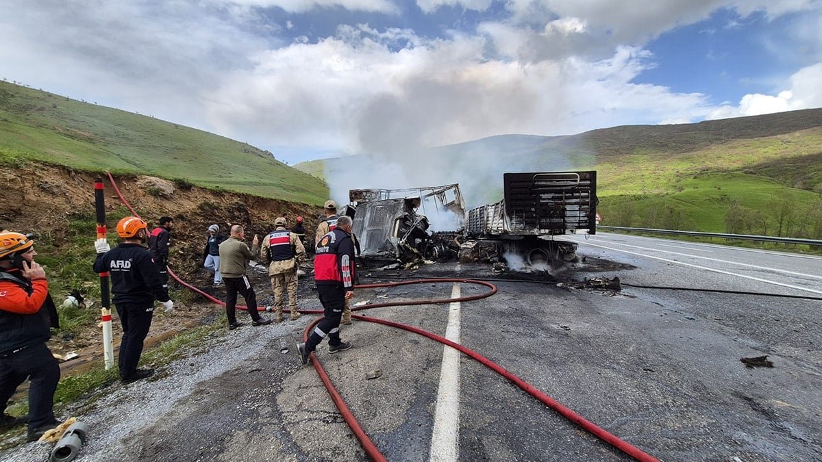 Çarpışan TIR'lar alev aldı, 2 şoför yanarak can verdi