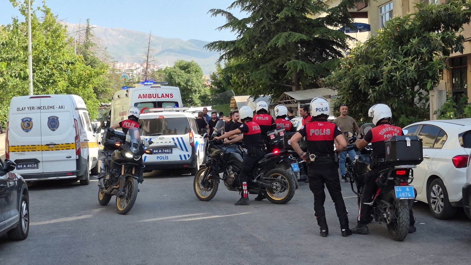 Tabancayla kızını ve eşini öldürüp, diğer kızını yaraladı