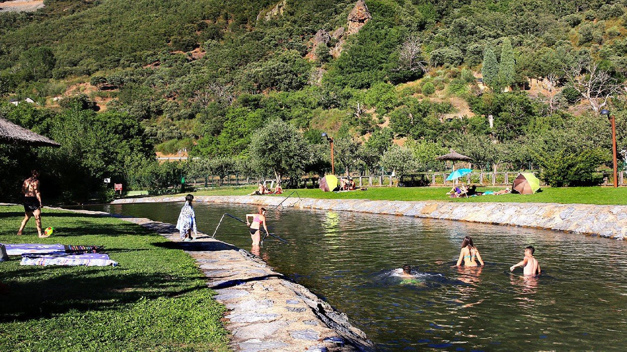 16 kişinin yaşadığı köyü yılda 25 bin turist ziyaret ediyor