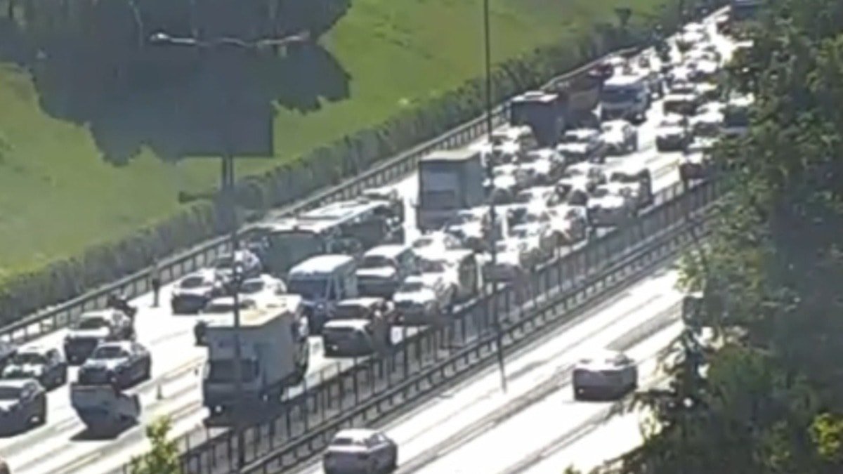 TEM Otoyolu’nda can pazarı! Araç takla attı trafik kilitlendi