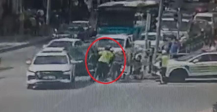 Motokurye, polislerin ‘heimlich’ manevrası ile hayata tutundu