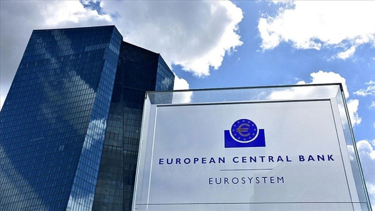 Euro bölgesi hizmet sektörü faaliyetleri nisan ayında daralma yaşadı